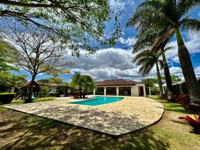 Encantadora Casa en Condominio en Lindora, Santa Ana