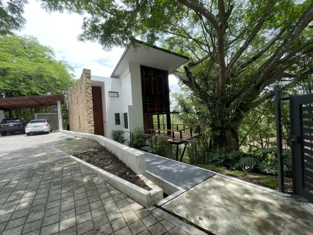 Villa Real Santa Ana: Impresionante Propiedad Contemporánea para Inversión con Vistas Panorámicas