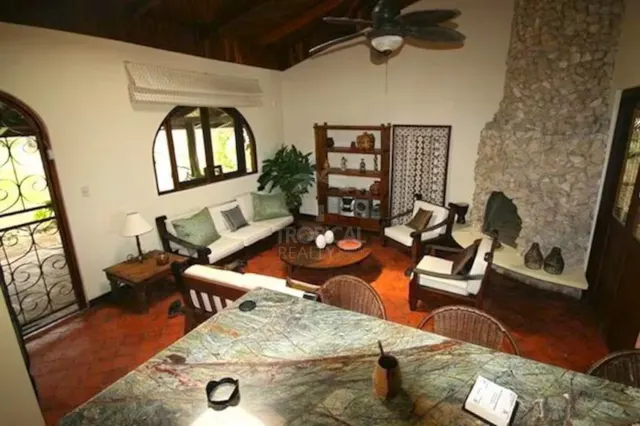 Villa Exclusiva de 2 Habitaciones con Vistas Panorámicas al Océano en la Cima del Acantilado.