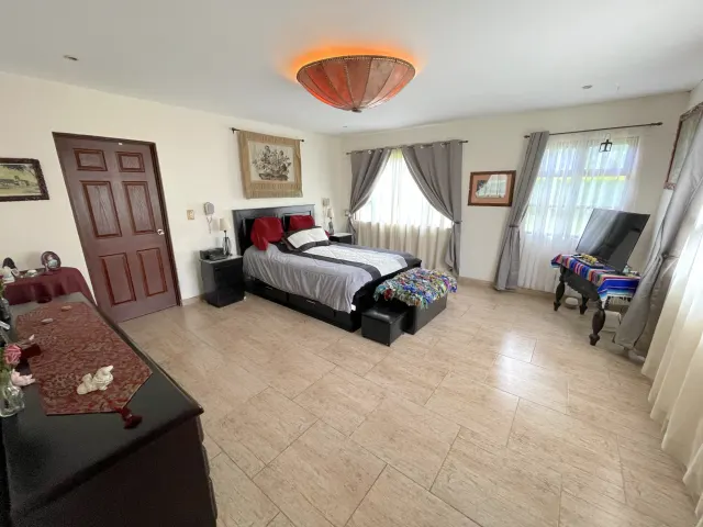 Hacienda Los Reyes: Hogar Familiar y Paraíso del Golf