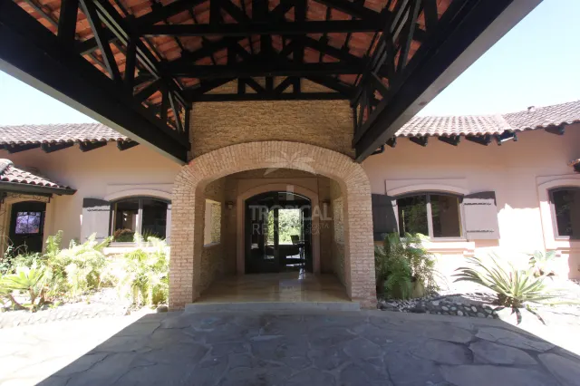Residencia de Lujo en La Guácima con Bosque Privado y Vistas Panorámicas
