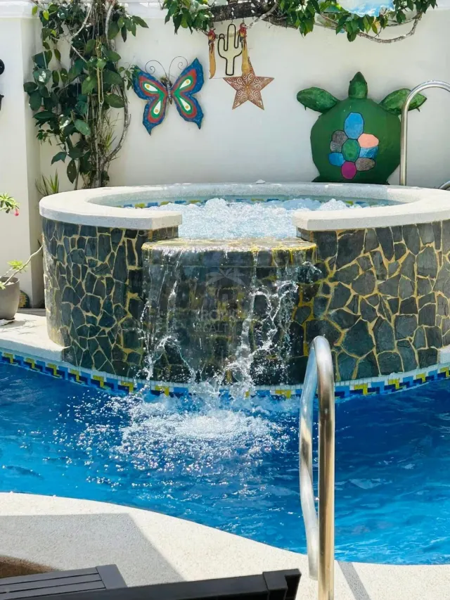 Casa en Venta en Jacó Beach con Piscina y Jacuzzi Privado