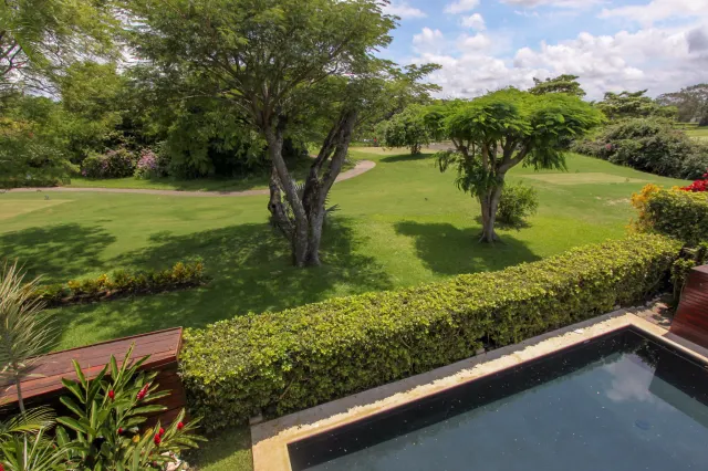 Refugio Moderno en Campo de Golf: Espectacular Casa en Valle del Sol, Santa Ana