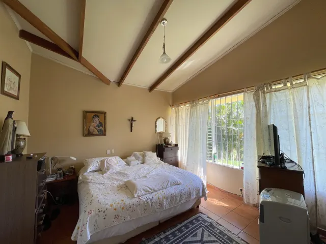 Casa de un Nivel con Vistas y Jardines Santa Ana, Alto Las Palomas