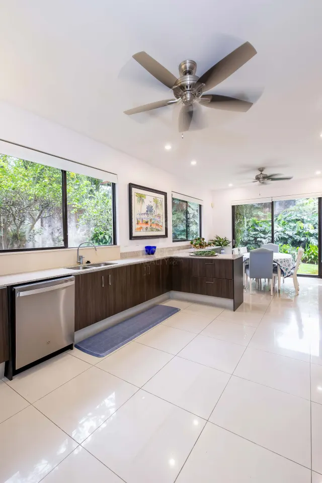 Casa Bougainvillea – Residencia de Lujo de Una Planta en Santa Ana con Amplio Jardín Privado