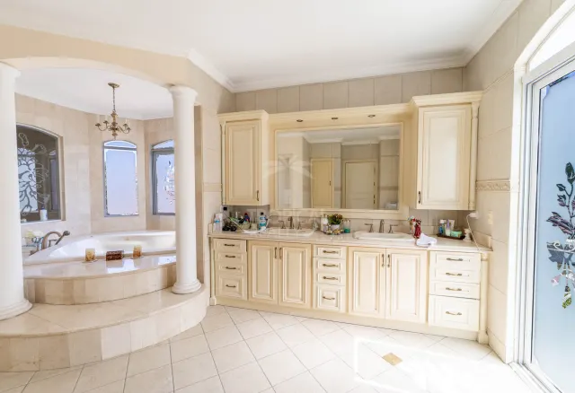 Lujosa Residencia Frente al Campo de Golf en Venta en Valle del Sol, Santa Ana