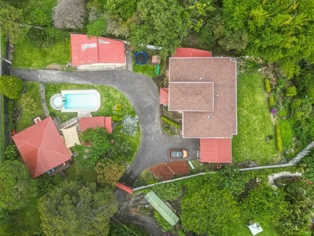 Escazu propiedad con casa y 2 apartamentos