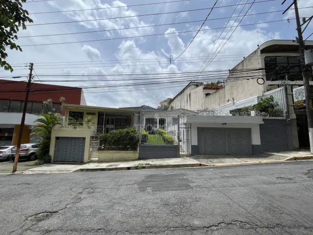 Dos casas comercial o residencial area Paseo Colon