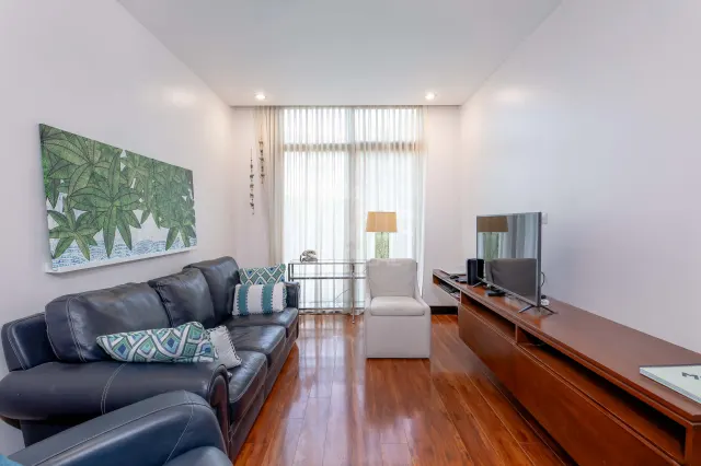 Casa Bougainvillea – Residencia de Lujo de Una Planta en Santa Ana con Amplio Jardín Privado