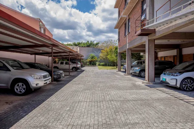 Apartamento de Lujo en Venta en Rohrmoser – Balcón Envolvente y Vista al Parque