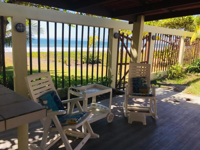 Casa frente a playa con piscina propia Tivives