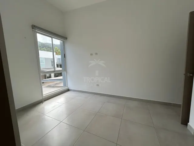 Townhouse Contemporáneo en Alquiler – Piedades de Santa Ana