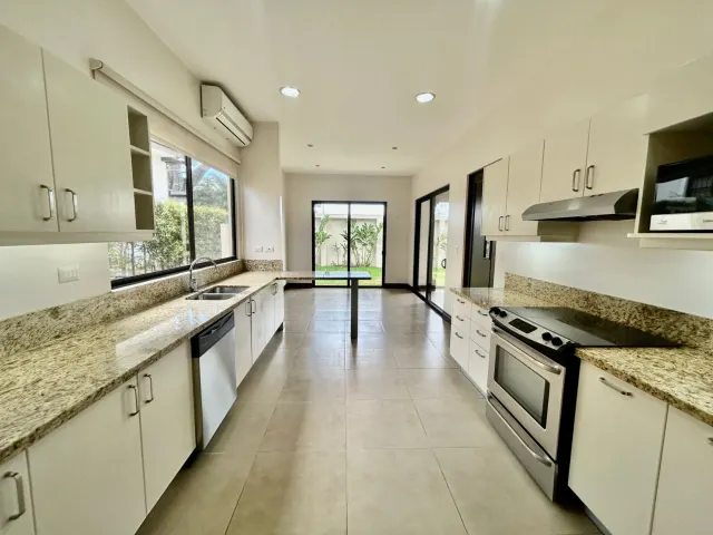 Encantadora Casa en Condominio en Lindora, Santa Ana