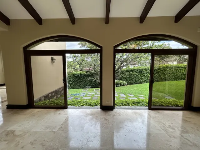 Se vende amplia casa en Condominio Villa Real
