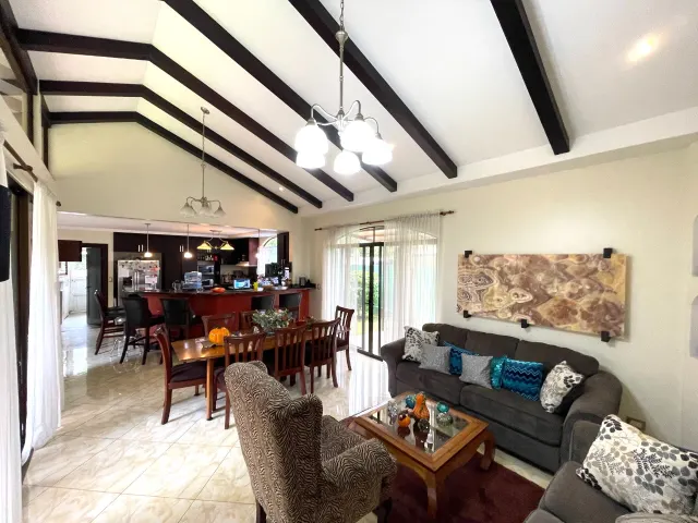 Preciosa casa en condominio Santo Domingo.