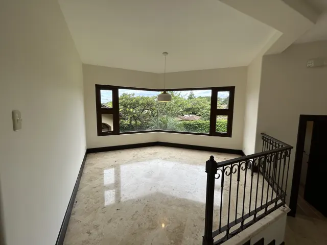 Se vende amplia casa en Condominio Villa Real