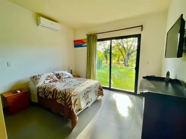 Casa Contemporánea con Piscina Infinita en Tamarindo – 4 Habitaciones en Amplio Lote Tropical