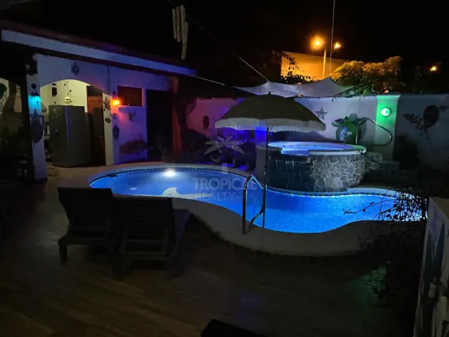 Casa en Venta en Jacó Beach con Piscina y Jacuzzi Privado