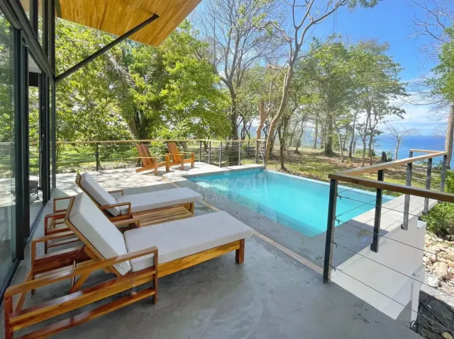 Casa Moderna con Piscina en Venta en las Colinas de Santa Teresa