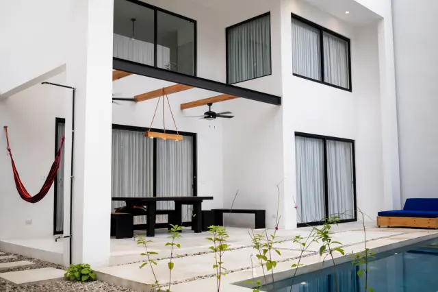 Moderna Casa con Piscina Privada a Pasos de la Playa en Santa Teresa – 2 Habitaciones