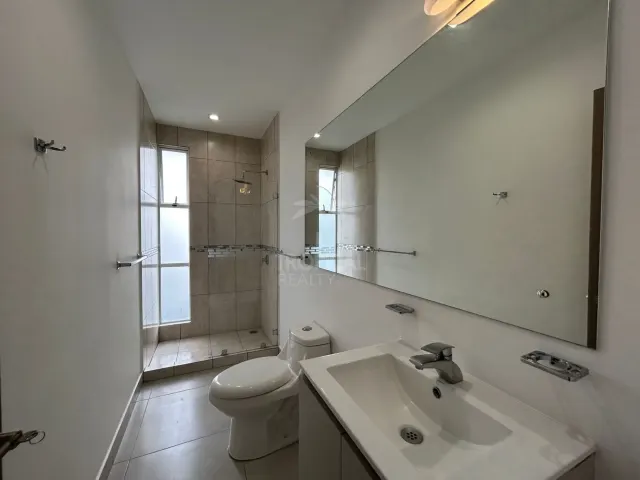 Townhouse Contemporáneo en Alquiler – Piedades de Santa Ana