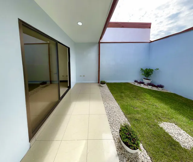 Condominio Moderno de 2 Dormitorios en Monte Blanco, Heredia