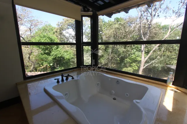 Residencia de Lujo en La Guácima con Bosque Privado y Vistas Panorámicas