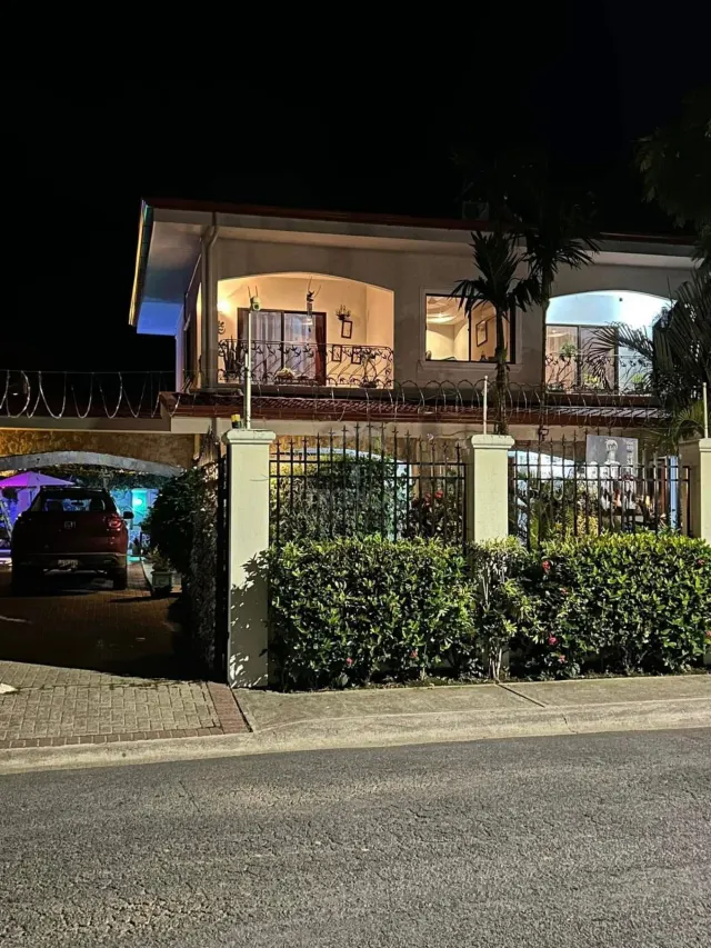 Casa en Venta en Jacó Beach con Piscina y Jacuzzi Privado