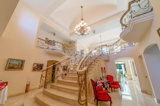 Lujosa Residencia Frente al Campo de Golf en Venta en Valle del Sol, Santa Ana