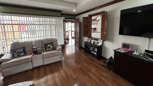 Casa en Venta en Rohrmoser, Pavas – Amplios Espacios y Terraza Privada