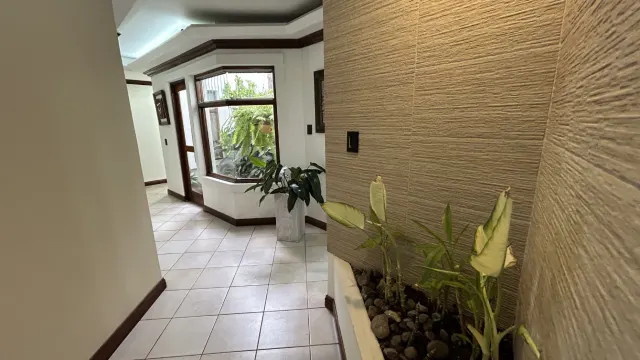 Casa en Venta en Rohrmoser, Pavas – Amplios Espacios y Terraza Privada