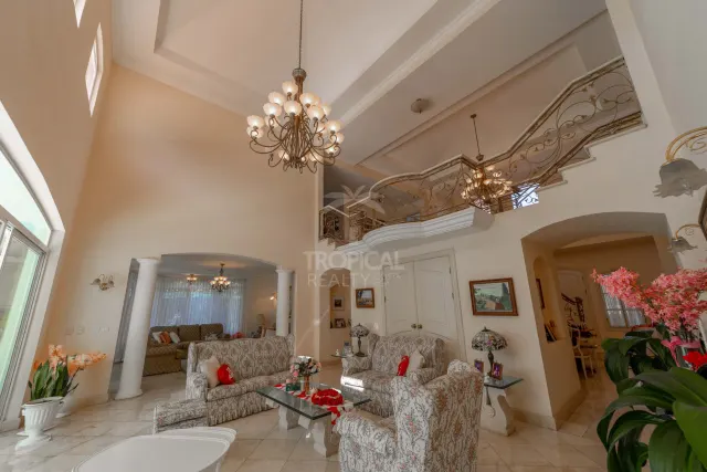 Lujosa Residencia Frente al Campo de Golf en Venta en Valle del Sol, Santa Ana
