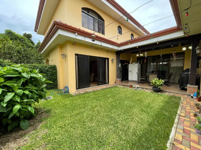 Preciosa casa en condominio Santo Domingo.