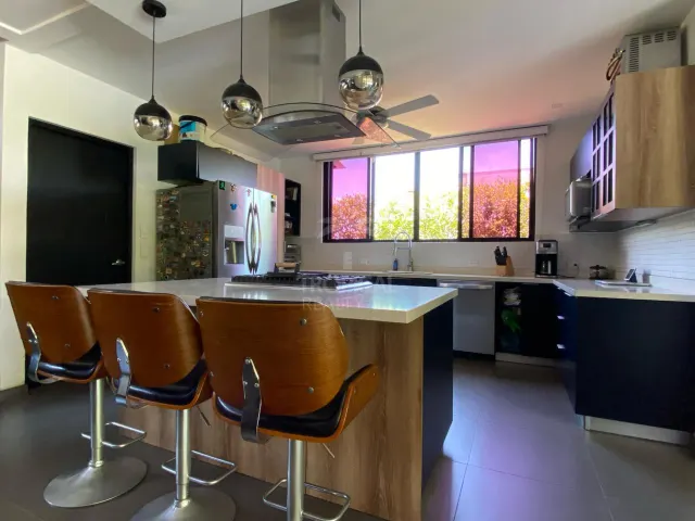 Moderna Casa con Piscina Privada en Hacienda Los Reyes