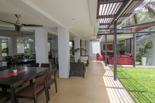 Refugio Moderno en Campo de Golf: Espectacular Casa en Valle del Sol, Santa Ana
