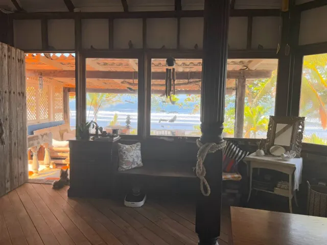 Casa y apartamentos frente a la playa en venta en Tivives