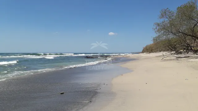 Lote en Venta Frente a Playa Lagartillo, Avellanas Guanacaste