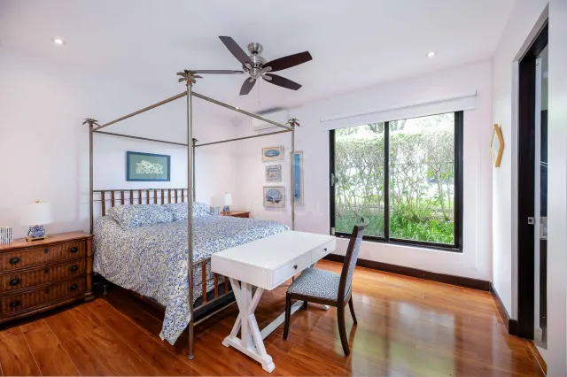 Casa Bougainvillea – Residencia de Lujo de Una Planta en Santa Ana con Amplio Jardín Privado