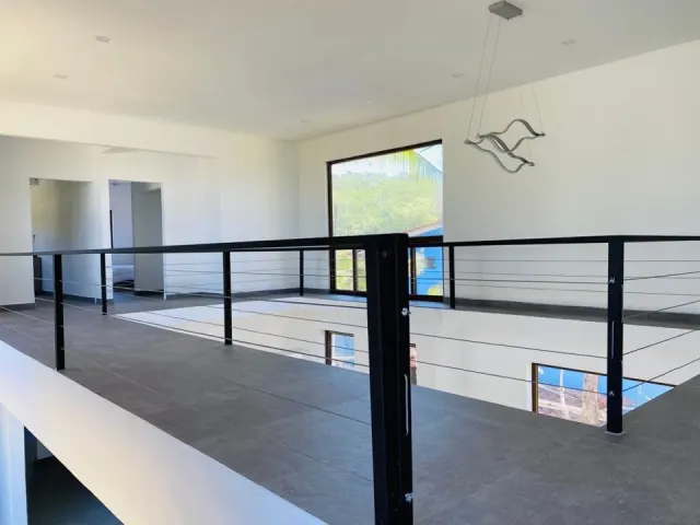 Casa Frente al Mar con Piscina en Playa Tivives – 4 Habitaciones + 2 Apartamentos | $595,000