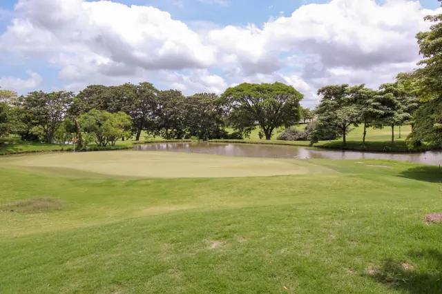 Refugio Moderno en Campo de Golf: Espectacular Casa en Valle del Sol, Santa Ana