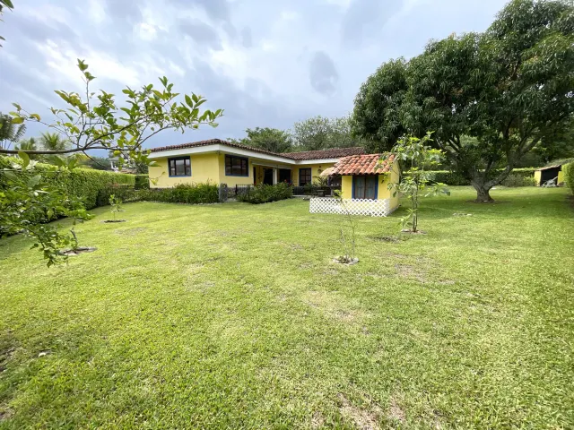 Hacienda Los Reyes: Hogar Familiar y Paraíso del Golf