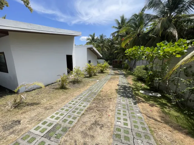 Casa Frente al Mar con Piscina en Playa Tivives – 4 Habitaciones + 2 Apartamentos | $595,000