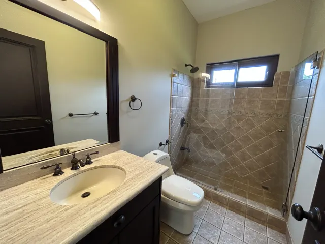 Se vende amplia casa en Condominio Villa Real