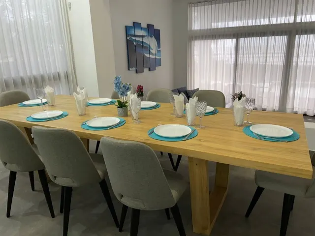 Casa Frente al Mar con Piscina en Playa Tivives – 4 Habitaciones + 2 Apartamentos | $595,000