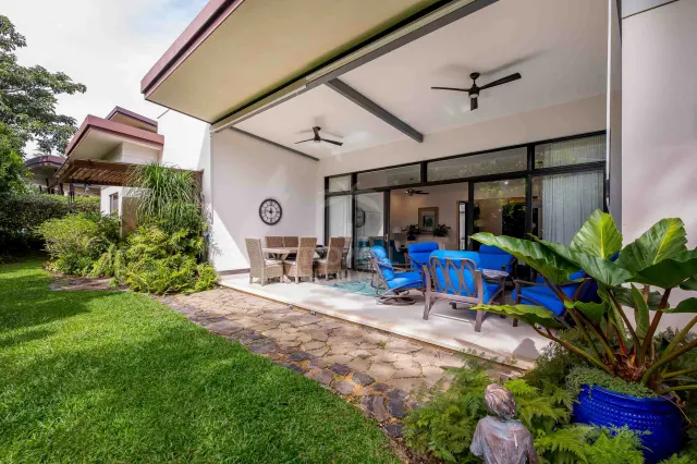 Casa Bougainvillea – Residencia de Lujo de Una Planta en Santa Ana con Amplio Jardín Privado