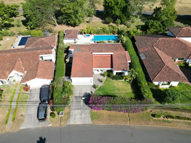 Para Venta Casa de una planta, con piscina