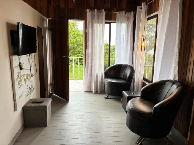 Hotel Boutique con Vista al Océano en Dominical – 13 Unidades en 1 Hectárea