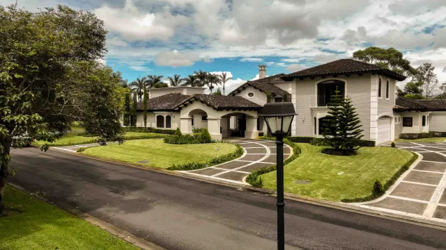 Lujosa casa colonial en venta en la exclusiva comunidad Monteran, Curridabat