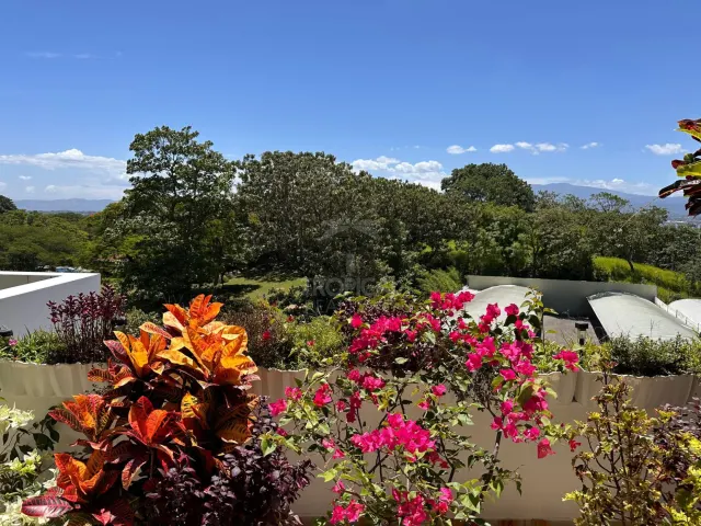 Penthouse de 1 Planta en Avalon Country, Santa Ana – $240,000