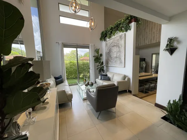 Hermosa Casa en Venta en Condominio - Hacienda Los Reyes